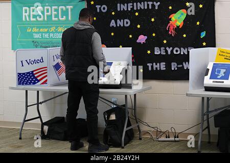 Irmo, États-Unis. 29 février 2020. Un électeur émet un bulletin de vote à la primaire présidentielle démocratique à la Dutch Fork High School, samedi 29 février 2020, à Irmo, en Caroline du Sud. Photo de Richard Ellis/UPI crédit: UPI/Alay Live News Banque D'Images