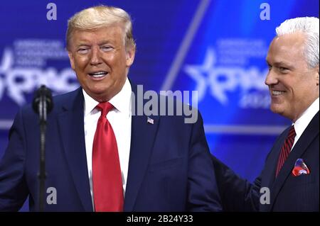 National Harbour, États-Unis. 29 février 2020. Le président Donald Trump (L) est présenté par le président de l'Union conservatrice américaine Matt Schlapp à la Conférence d'action politique conservatrice (CPAC), le samedi 29 février 2020, à National Harbour, dans le Maryland. Des milliers d'activistes conservateurs, de représentants élus et de experts se sont réunis pour entendre des orateurs sur le thème "Amérique contre socialisme". Photo de Mike Theiler/UPI crédit: UPI/Alay Live News Banque D'Images