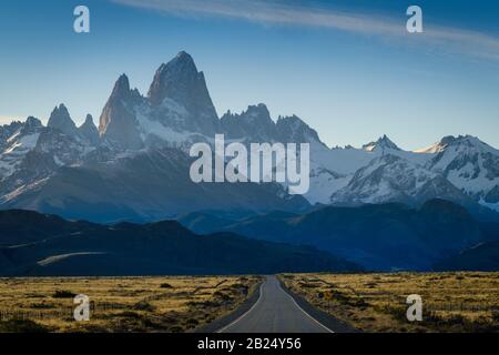 Parc national LOS GLACIARES, ARGENTINE - VERS FÉVRIER 2019: Route en Patagonie à proximité d'El Chalten dans le Parc National los Glaciares en Argentine. Banque D'Images