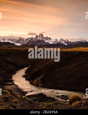 Parc national LOS GLACIARES, ARGENTINE - VERS FÉVRIER 2019: Gorge et Rio de las Vueltas près d'El Chalten dans le Parc National los Glaciares à Argen Banque D'Images