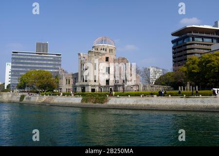 Vue sur le dôme de la bombe atomique à Hiroshima, au Japon, de l'autre côté de la rivière Motoyasu Banque D'Images