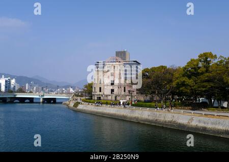 Vue sur le dôme de la bombe atomique à Hiroshima, au Japon, de l'autre côté de la rivière Motoyasu Banque D'Images