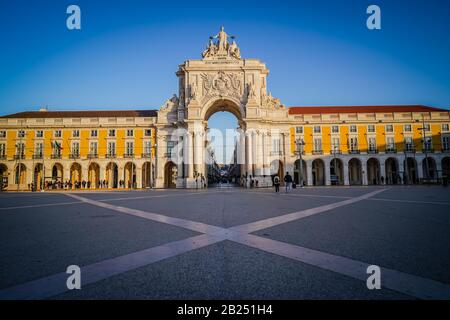 La place du Commerce ou Praça do Comércio à Lisbonne, Portugal, tôt le matin Banque D'Images