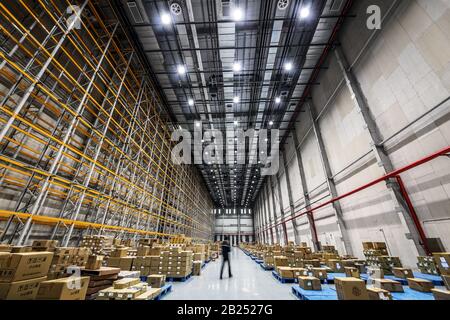 Beijing, CHINE - 03 JUIN 2019: Automatisation moderne de la production d'entrepôts en Chine. Banque D'Images