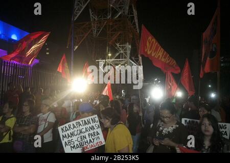 Quezon City, Philippines. 28 février 2020. Célébrités, employés de l'ABS-CBN et différents groupes militants se sont joints au rallye de prière appelant au renouvellement de la franchise ABS-CBN. (Photo De Joseph Dacalanio/Pacific Press) Crédit: Agence De Presse Du Pacifique/Alay Live News Banque D'Images