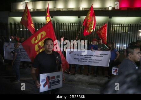 Quezon City, Philippines. 28 février 2020. Célébrités, employés de l'ABS-CBN et différents groupes militants se sont joints au rallye de prière appelant au renouvellement de la franchise ABS-CBN. (Photo De Joseph Dacalanio/Pacific Press) Crédit: Agence De Presse Du Pacifique/Alay Live News Banque D'Images