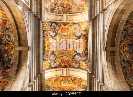 Lamego, Portugal - 24 février 2020: Plafond central de la cathédrale de Lamego, au Portugal, avec de belles peintures. Banque D'Images