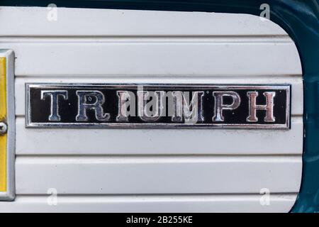 Emblème en métal chromé brillant « TRIOMPHE » à l'arrière de la voiture de sport classique britannique Triumph vitesse des années 1960 lors du rallye automobile dans l'Oxfordshire Banque D'Images