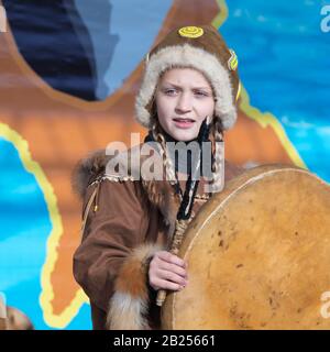 Femme enfant dansant avec du tambourine dans des vêtements traditionnels Aborigine personnes Kamchatka. Concert, célébration de la fête nationale Koryak Hololo Day of Seal Banque D'Images