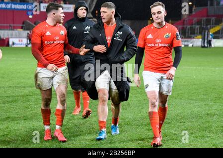 Limerick, Irlande. 29 février 2020. Calvin Nash de Munster parle à Dan Goggin de Munster et Nick Mccarthy de Munster après le match Guinness PRO14 Round 13 entre Munster Rugby et Scarlets à Thomond Park à Limerick, Irlande le 29 février 2020 (photo d'Andrew SURMA/SIPA USA). Crédit: Sipa Usa/Alay Live News Banque D'Images