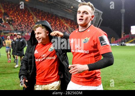 Limerick, Irlande. 29 février 2020. Craig Casey de Munster et Nick Mccarthy de Munster célèbrent après le match Guinness PRO14 Round 13 entre Munster Rugby et Scarlets à Thomond Park à Limerick, en Irlande, le 29 février 2020 (photo d'Andrew SURMA/SIPA USA). Crédit: Sipa Usa/Alay Live News Banque D'Images