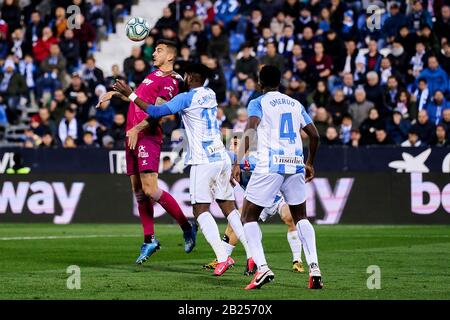 Leganes, Espagne. 29 février 2020. Chidozie Collins Awaziem de CD Leganes et José Luis Sanmartin 'Joselu' de Deportivo Alaves sont vus en action pendant le match de la Liga entre CD Leganes et Deportivo Alaves au stade Butarque à Leganes. (Note Finale; Cd Leganes 1:1 Deportivo Alaves) Crédit: Sopa Images Limited/Alay Live News Banque D'Images