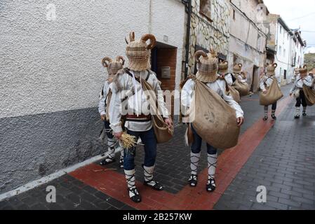 Borobia, Espagne. 29 février 2020. Les révéeurs vêtus de costumes Zarrones participant au festival.le festival Zarrones est l'un des plus anciens carnavals traditionnels des provinces de Soria d'origine médiévale, Là où Zarrones (participants) portent des peaux d'animaux et des paniers en osier avec des cornes de bélier et jettent des pailles de blé à leurs voisins comme symbole de fertilité et pour accueillir le printemps. Crédit: Sopa Images Limited/Alay Live News Banque D'Images