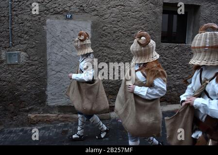 Borobia, Espagne. 29 février 2020. Les révéeurs vêtus de costumes Zarrones participant au festival.le festival Zarrones est l'un des plus anciens carnavals traditionnels des provinces de Soria d'origine médiévale, Là où Zarrones (participants) portent des peaux d'animaux et des paniers en osier avec des cornes de bélier et jettent des pailles de blé à leurs voisins comme symbole de fertilité et pour accueillir le printemps. Crédit: Sopa Images Limited/Alay Live News Banque D'Images