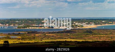 Vue lointaine sur le port de Poole, les rives de Sandbanks et la côte de Dorset depuis le sommet des collines de Purbeck Banque D'Images