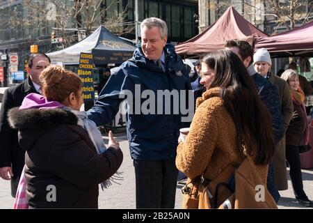 New YORK, NY - 28 FÉVRIER: Le maire Bill de Blasio remet des sacs réutilisables à New-Yorkais en avance sur l'interdiction des sacs en plastique qui entrera en vigueur le 1 er mars à Banque D'Images
