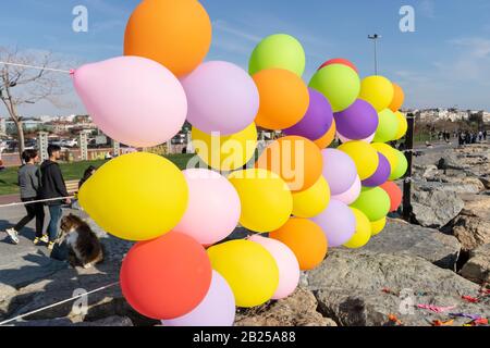 Ballons colorés accrochés sur les cordes sur les poteaux en bois. Il est utilisé pour le jeu de souffle de ballon. Gros plan Banque D'Images