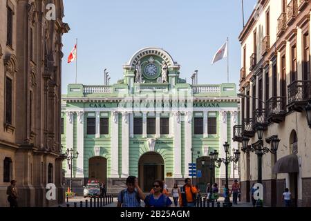 Lima / PÉROU - 10 mai 2016: La Maison de la littérature ou de la bibliothèque péruvienne éclairée par le soleil de l'après-midi avec des gens marchant dans la rue à Lima, Pe Banque D'Images