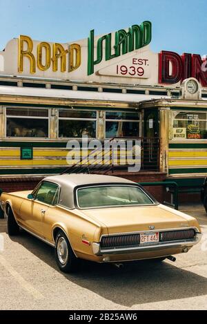 Nevada, États-Unis - septembre 2019 Cougar Mercury vieille voiture rétro près du restaurant rétro Banque D'Images