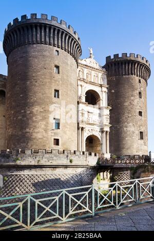 Italie, NAPLES - 19 octobre 2019 : forteresse gothique médiévale Castel Nuovo, souvent appelée Maschio Angioino. Siège Royal pour les rois de Naples, d'Aragon et d'Espagne Banque D'Images