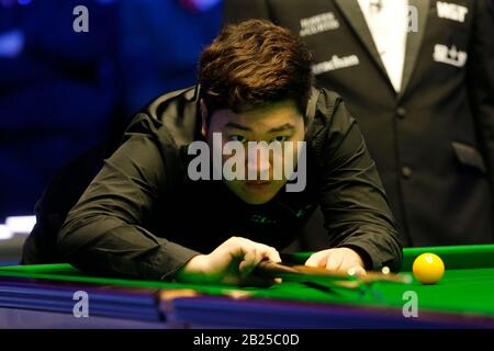 Front De Mer, Southport, Merseyside, Royaume-Uni. 29 février 2020. Championnat du monde de Snooker, Championnat des Joueurs de Corail; Yan Bingtao (CHN) à la table pendant le match semi-final de ce soir contre Shaun Murphy (ENG) crédit: Action plus Sports/Alay Live News Banque D'Images