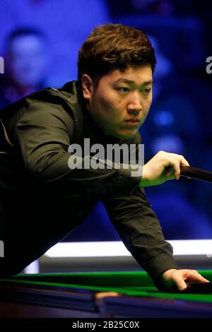 Front De Mer, Southport, Merseyside, Royaume-Uni. 29 février 2020. Championnat du monde de Snooker, Championnat des Joueurs de Corail; Yan Bingtao (CHN) à la table pendant le match semi-final de ce soir contre Shaun Murphy (ENG) crédit: Action plus Sports/Alay Live News Banque D'Images