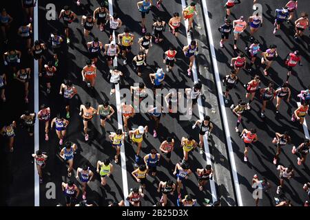 Tokyo, Japon. 01 mars 2020. Les coureurs sont en compétition lors du marathon de Tokyo, qui n'est ouvert qu'aux coureurs d'élite en raison de la menace du coronavirus, à Tokyo, au Japon, le 1er mars 2020. Crédit: Xinhua/Alay Live News Banque D'Images