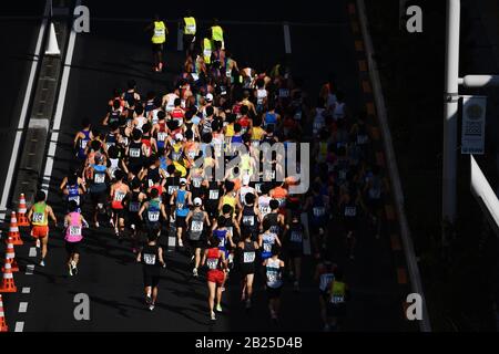 Tokyo, Japon. 01 mars 2020. Les coureurs sont en compétition lors du marathon de Tokyo, qui n'est ouvert qu'aux coureurs d'élite en raison de la menace du coronavirus, à Tokyo, au Japon, le 1er mars 2020. Crédit: Xinhua/Alay Live News Banque D'Images