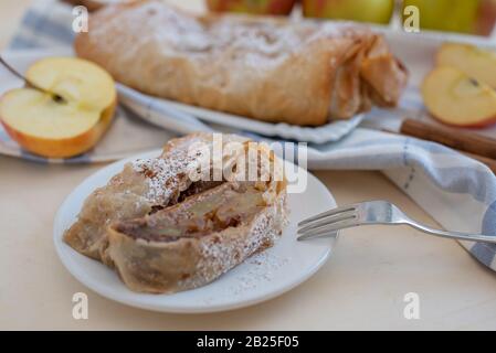 Maison saine a fait un strudel de pomme douce avec des pommes, cannelle sur une table Banque D'Images