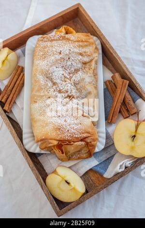 Maison saine a fait un strudel de pomme douce avec des pommes, cannelle sur une table Banque D'Images