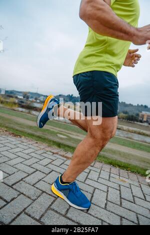 Homme en bonne santé d'âge moyen faisant un exercice de course près d'une rivière Banque D'Images