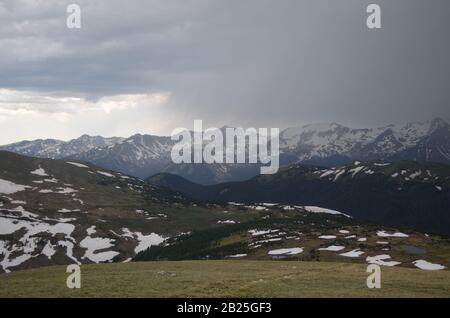 L'Été Dans Le Parc National Des Montagnes Rocheuses : Orage Sur Baker Mtn, Mt Stratus, Mt Nimbus, Mt Cumulus Et Howard Mtn Des Montagnes Jamais Estivales Banque D'Images