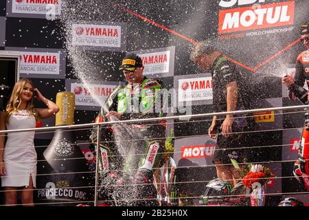 Melbourne, Australie, 1er Mars 2020. Un trifecta de coureurs britanniques, de gauche à droite, Jonathon Rea (2ème), Alex Lowes (1ère) et Scott Redding (3ème), prennent le podium pour la course 2 pendant le championnat mondial Motul FIM Superbike, circuit Phillip Island, Australie. Crédit: Dave Hemaison/Alay Live News Banque D'Images