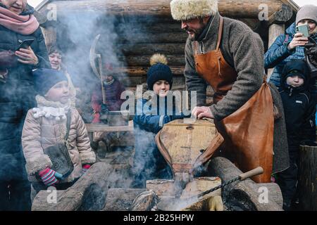 Pékin, Russie. 29 février 2020. Les enfants participent aux célébrations du festival Maslenitsa à Moscou, en Russie, le 29 février 2020. Maslenitsa est une fête russe traditionnelle pour célébrer le début du printemps, qui dure du 24 février au 1er mars de cette année. Crédit: Evgeny Sinitsyn/Xinhua/Alay Live News Banque D'Images