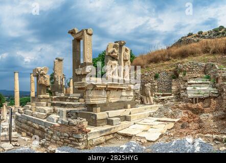 Les ruines Des statues Polyphemus de la fontaine Pollio dans la ville antique d'Éphèse, Turquie, lors d'une journée d'été ensoleillée Banque D'Images