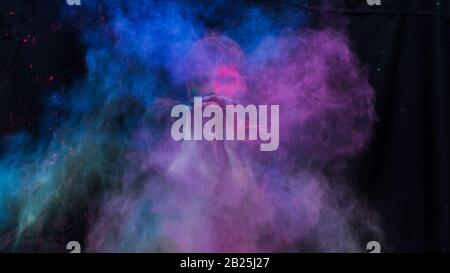 Jeune homme dans des couleurs holi. Hali est un festival de l'Inde. C'est le festival des couleurs et de la joie. Il est également appelé Dhuleti. Banque D'Images