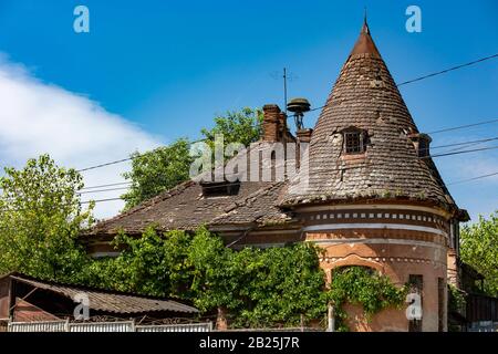 Hunedoara, Roumanie - un vieux bâtiment, maison avec tour. Banque D'Images