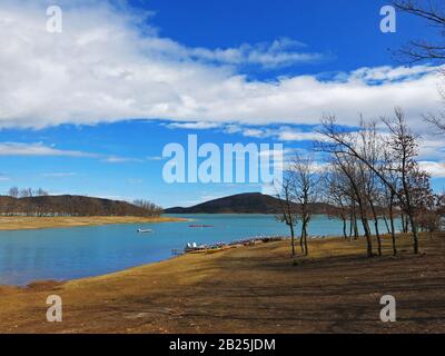 Vue partielle sur le lac Plastiras ou le réservoir de Tavropos en une journée nuageux au printemps. Banque D'Images