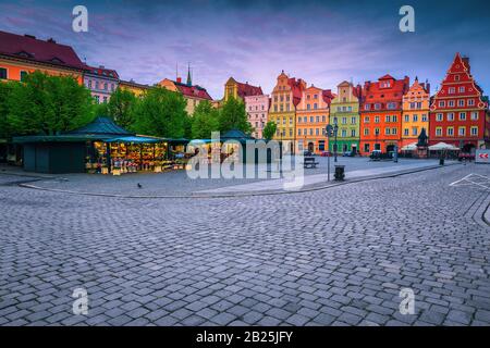 Boutiques de fleurs sur la promenade pavée à l'aube dans le centre-ville de Wroclaw, Silésie, Pologne, Europe Banque D'Images