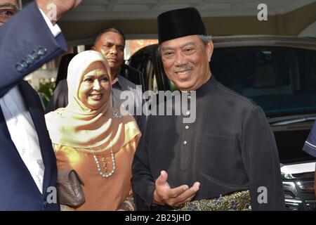 Kuala Lumpur, Malaisie. 1 mars 2020. Muhyiddin Yassin quitte sa maison pour sa cérémonie assermentée à Kuala Lumpur, en Malaisie, le 1er mars 2020. Muhyiddin Yassin, ancien vice-premier ministre, a prêté serment dimanche pour devenir le nouveau premier ministre de la Malaisie. Crédit: Chong Voon Chung/Xinhua/Alay Live News Banque D'Images