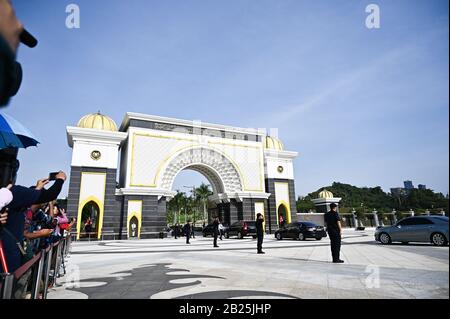 Kuala Lumpur, Malaisie. 1 mars 2020. Muhyiddin Yassin arrive au Palais national de Kuala Lumpur, en Malaisie, le 1er mars 2020. Muhyiddin Yassin, ancien vice-premier ministre, a prêté serment dimanche pour devenir le nouveau premier ministre de la Malaisie. Crédit: Zhu Wei/Xinhua/Alay Live News Banque D'Images