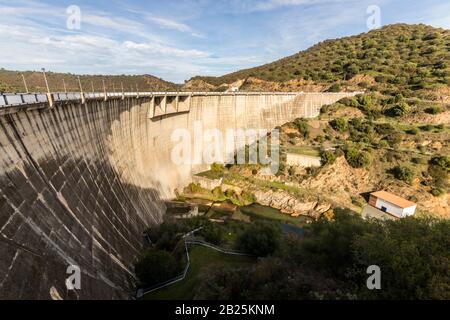 Lora Del Rio, Espagne. Le barrage et le réservoir de José Toran, un réservoir d'eau dans la rivière Guadalbarcar construit en 1992 Banque D'Images