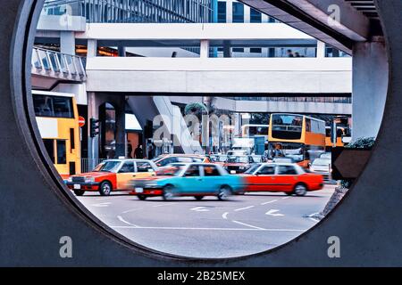 Beaucoup de voitures dans la rue de la ville. Vue sur un cadre rond sur la circulation routière de Hong Kong. Photo avec flou en mouvement. Infrastructure urbaine Banque D'Images
