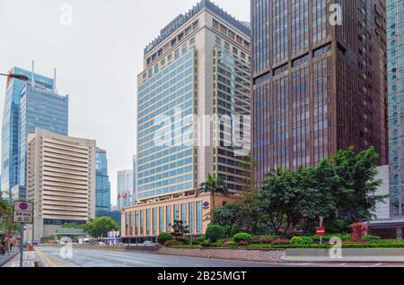 Rue de la ville en perspective. Vue sur les gratte-ciel de la métropole dans l'après-midi. Vue sur l'hôtel Mandarin Oriental. Hong Kong, 2018-03-14 Banque D'Images