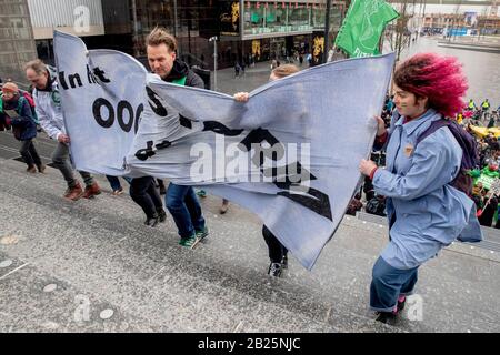 Utrecht, Pays-Bas. 29 février 2020. Utrecht, Jaarbeursplein, 29-02-2020, la Coalition climatique d'Utrecht organise samedi une marche sur le climat dans la ville. Les manifestants demandent à la municipalité de prendre davantage de mesures pour lutter contre le changement climatique. Crédit: Pro Shots/Alay Live News Banque D'Images