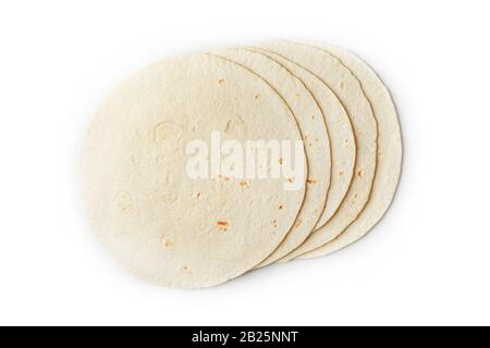 Tortilla sur fond blanc isolé. La tortilla de maïs ou simplement la tortilla est un type de pain sans levain fin fait d'Hominy. Produits à base de pain Banque D'Images