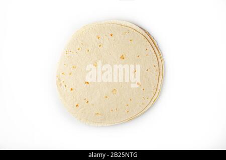 Tortilla sur fond blanc isolé. La tortilla de maïs ou simplement la tortilla est un type de pain sans levain fin fait d'Hominy. Produits à base de pain Banque D'Images