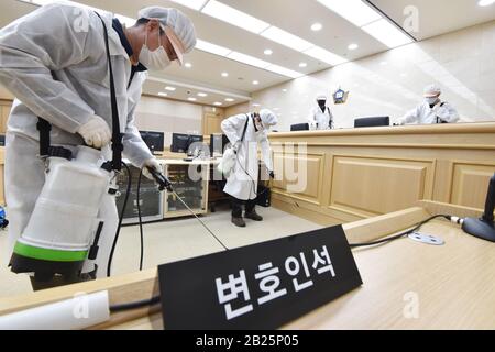 Séoul, Corée Du Sud. 01 mars 2020. Les membres du personnel désinfectent un tribunal à Suwon, en Corée du Sud, le 1er mars 2020. La Corée du Sud a confirmé 376 autres cas de COVID-19 à 9 h, heure locale dimanche, portant le nombre total d'infections à 3 526. Le nombre de morts a été inchangé à 17. Crédit: Xinhua/Alay Live News Banque D'Images