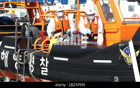 Séoul, Corée Du Sud. 01 mars 2020. La police maritime effectue des travaux de désinfection et de prévention des épidémies pour les vedettes de police au quai spécial de la police maritime d'Incheon à Incheon, en Corée du Sud, le 1er mars 2020. La Corée du Sud a confirmé 376 autres cas de COVID-19 à 9 h, heure locale dimanche, portant le nombre total d'infections à 3 526. Le nombre de morts a été inchangé à 17. Crédit: Xinhua/Alay Live News Banque D'Images