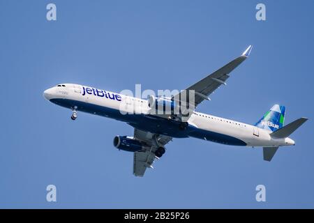 19 févr. 2020 San Francisco / CA / USA - JetBlue préparation de l'atterrissage à l'aéroport de San Francisco; JetBlue Airways Corporation, stylisé comme jetB Banque D'Images